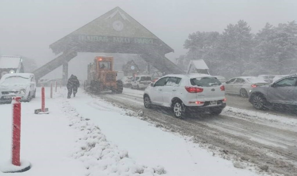 uludagda kar yagisi ve tipi etkili oldu zincirsiz arac girisi yasaklandi jjEOqO68