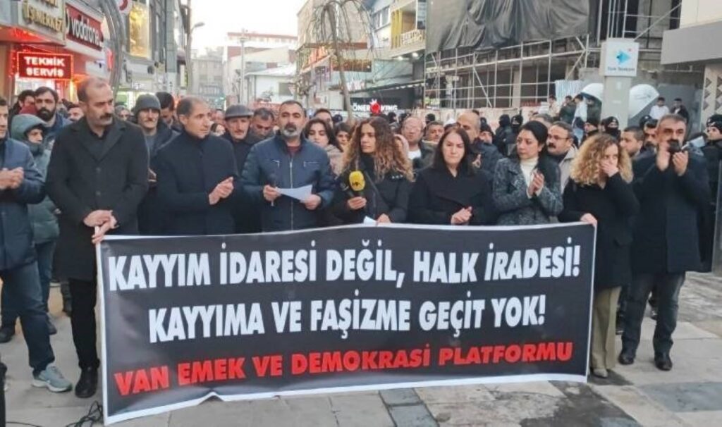 Van'da kayyum protestosu: Çözüm sürecine duyulan güveni sarsmakta ve demokrasiye zarar vermektedir 5 vanda kayyum protestosu cozum surecine duyulan guveni sarsmakta ve demokrasiye zarar vermektedir BrdGLIQy