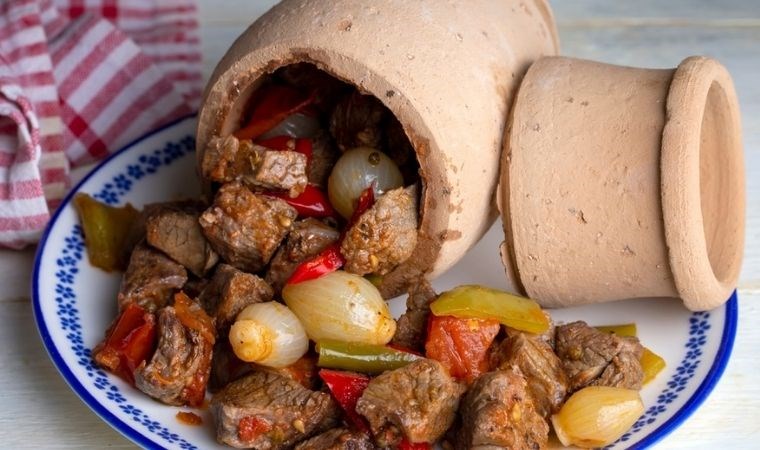 yemekteyiz yarismasina damga vurdu anadolunun efsane lezzeti testi kebabi tarifi 0 AU9mUrRC