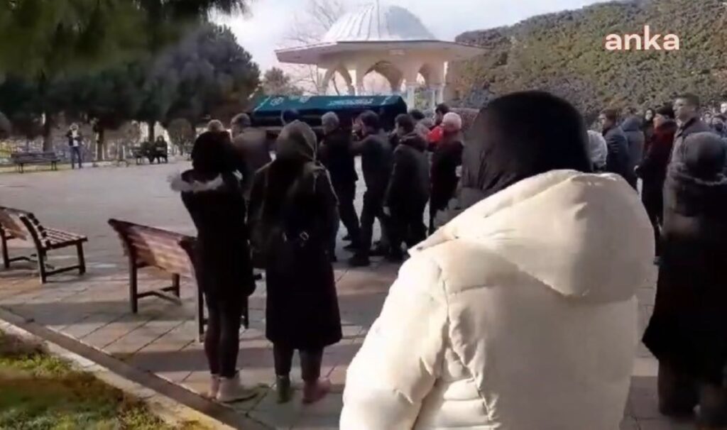 Yenidoğan çetesi davasının sanığı İlker Gönen toprağa verildi 1 yenidogan cetesi davasinin sanigi ilker gonen topraga verildi xXKr9vqU