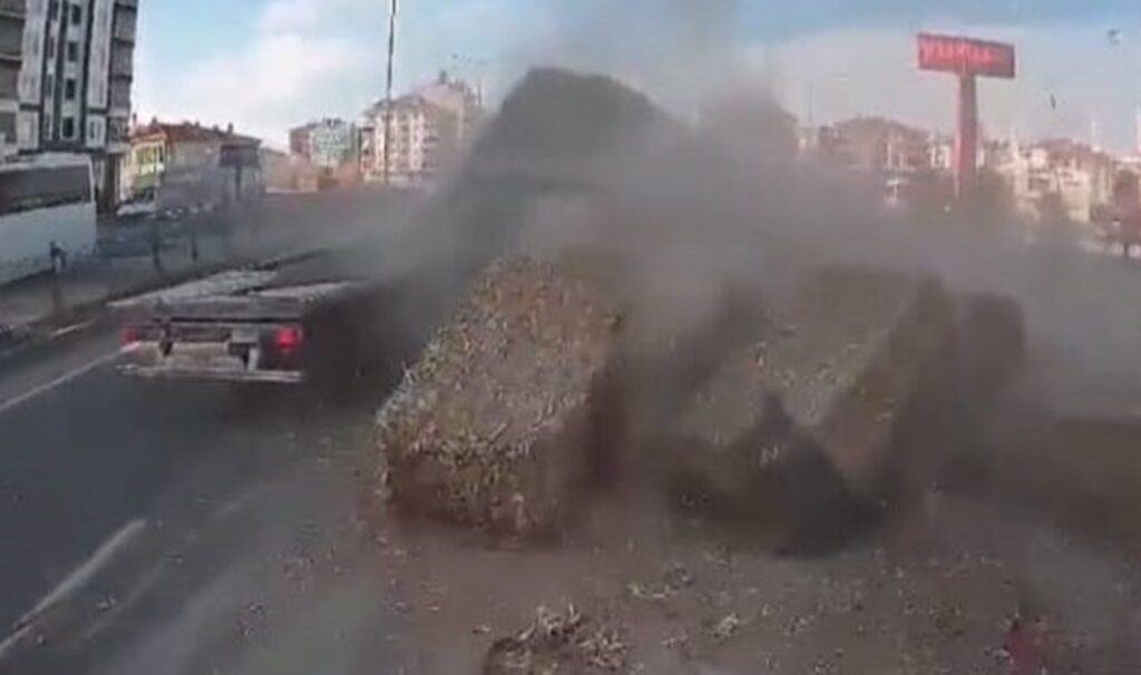 yonca balyalari yolda devrildi trafik uzun sure kapali kaldi 6TJEqflY