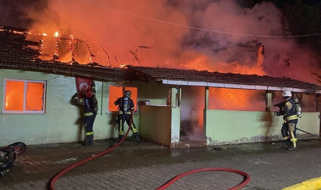73 yaşındaki annesinin 'ilişkisi olduğunu düşünerek' evi yakmıştı: İstenen ceza belli oldu 5 73 yasindaki annesinin iliskisi oldugunu dusunerek evi yakmisti istenen ceza belli oldu JkQP2ygy
