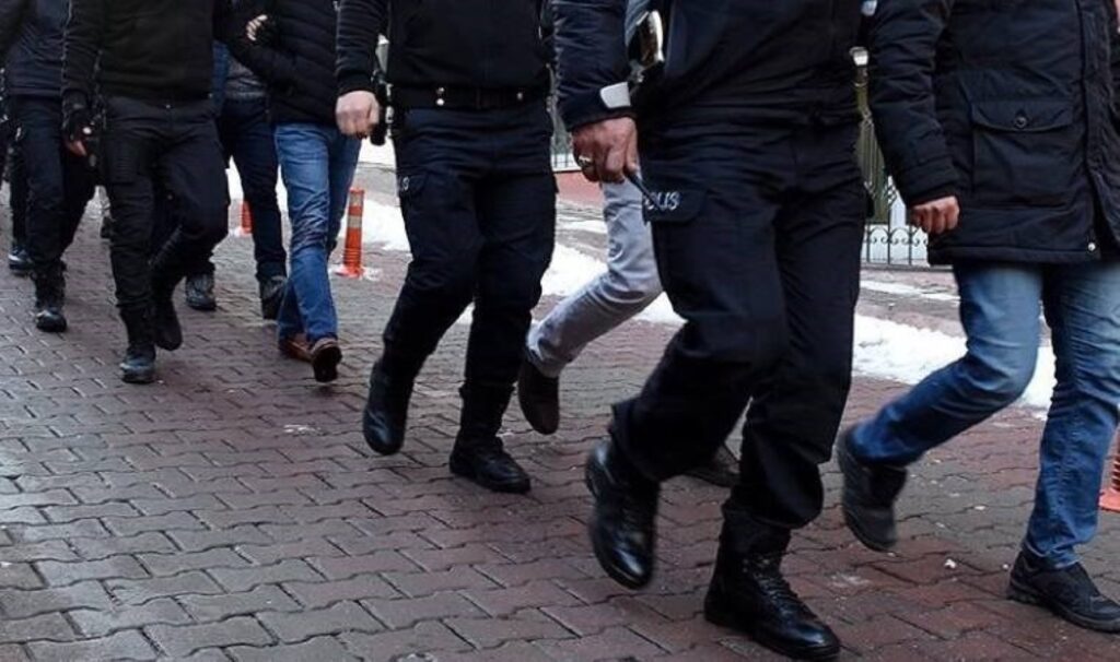 Adana merkezli göçmen kaçakçılığı operasyonunda flaş gelişme! 1 adana merkezli gocmen kacakciligi operasyonunda flas gelisme AC1AuZwS