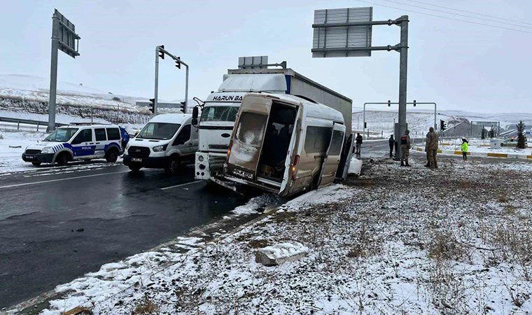 agrida kaygan yol kaza getirdi cekici ile minibus carpisti 2i agir 8 yarali EVG3GMGq