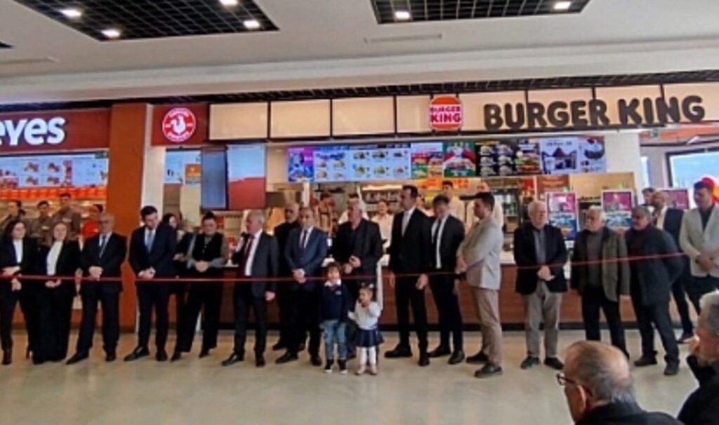 AKP'liler boykot edilsin denilen Burger King açılışında eğlendi 5 akpliler boykot edilsin denilen burger king acilisinda eglendi Cgurm1wL