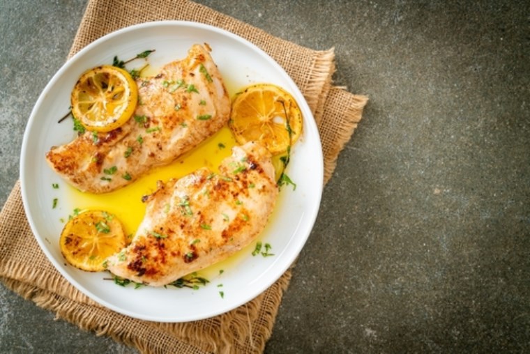 aksam yemegine farkli ve pratik lezzet arayanlarin cok sevecegi tarif limonlu tavuk tarifi 0 uy1m2cJ3
