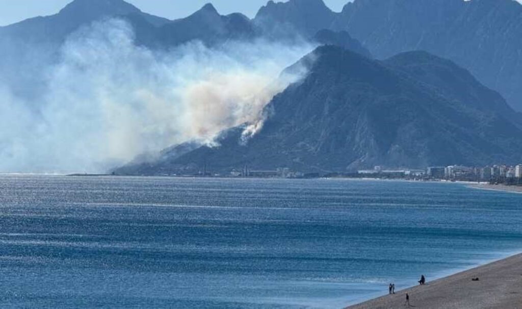 antalyada ormanlik alanda yangin ekipler sevk edildi WhiWAquU