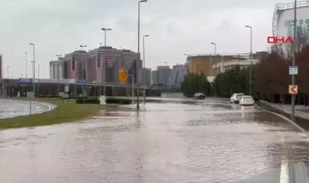 bakirkoyde su borusu patladi yol trafige kapatildi bkCXafI8