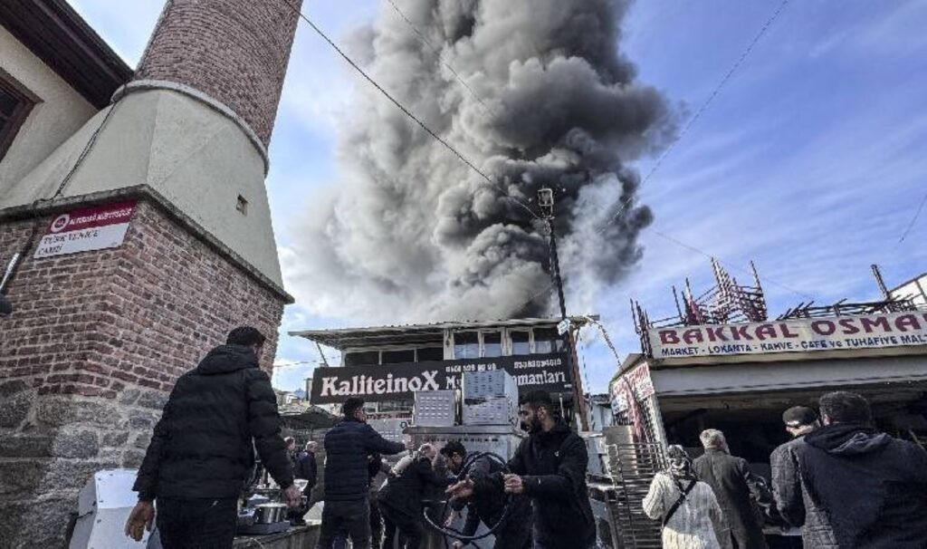Başkentte korkutan yangın... Yandaki dükkanlara da sıçradı! 3 baskentte korkutan yangin yandaki dukkanlara da sicradi VVyenq9a