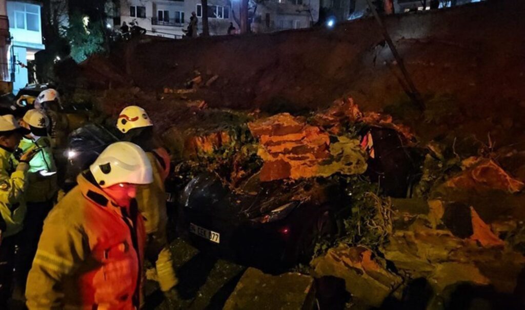 Beşiktaş'ta 'yağmur' etkisi! İstinat duvarı 8 aracın üstüne çöktü 1 besiktasta yagmur etkisi istinat duvari 8 aracin ustune coktu tjMBKtcE