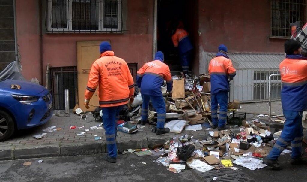 bir cop ev vakasi daha istanbul esenlerde 10 yildir cop toplayan adamin evinden 5 Ykb69Lhq