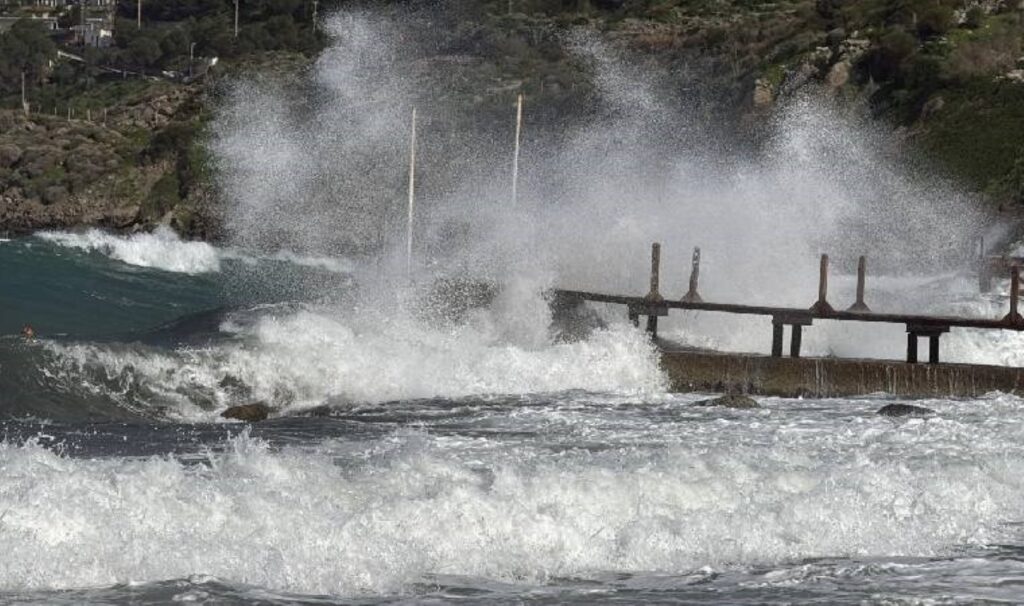 bodrumda firtina esareti dalga boyu 3 metreyi asti feribot seferleri iptal oldu nMDdD7EN