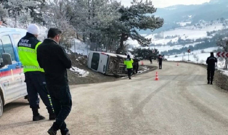 boluda iscileri tasiyan minibus devrildi cok sayida yarali var GDj9B36z