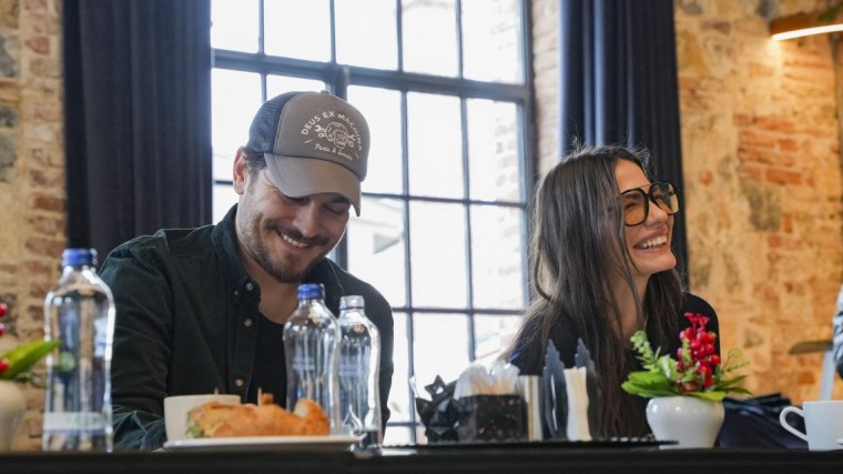 cagatay ulusoy ve demet ozdemir basrolde esref ruyanin okuma provasindan ilk fotograf geldi 0 VWq9z37q