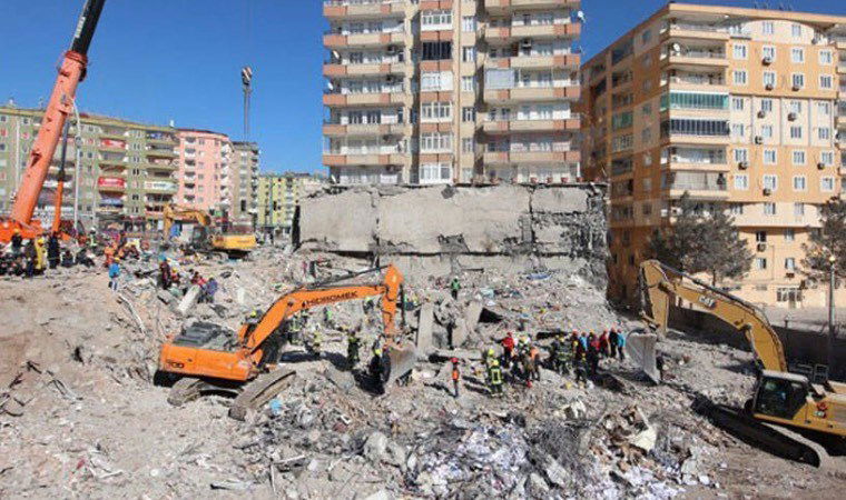 Depremde 103 kişiye mezar olan Kule Apartmanı'nın müteahhidi Ömer Cihan tahliye edildi 1 depremde 103 kisiye mezar olan kule apartmaninin muteahhidi omer cihan tahliye edildi X2lzPUah