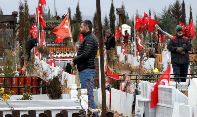 depremde kaybettikleri yakinlarinin mezarlarini ziyaret ettiler 0