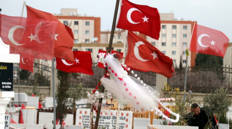 depremde kaybettikleri yakinlarinin mezarlarini ziyaret ettiler 1 pAYNB2pj