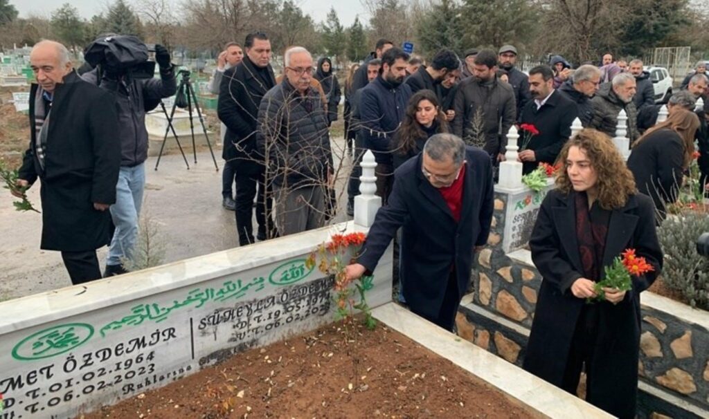 diyarbakirda dem partili ve chpli vekiller depremde hayatini kaybedenleri andi 9zE7RLJ1