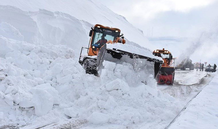 Doğu'da kar esareti... 988 yerleşim yerine ulaşım sağlanamıyor! 7 doguda kar esareti 988 yerlesim yerine ulasim saglanamiyor 72Ls8D7H