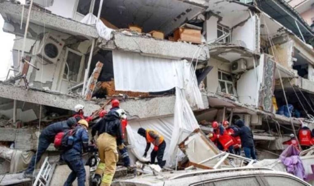Enkazdan 110 saat sonra kurtardığı depremzedeyle görüştü: 'Sen mucizeydin' 1 enkazdan 110 saat sonra kurtardigi depremzedeyle gorustu sen mucizeydin gj78EIO8
