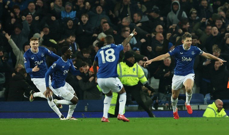 Everton, 90+8'de Liverpool'a çelme taktı 5 everton 908de liverpoola celme takti azkayB8m