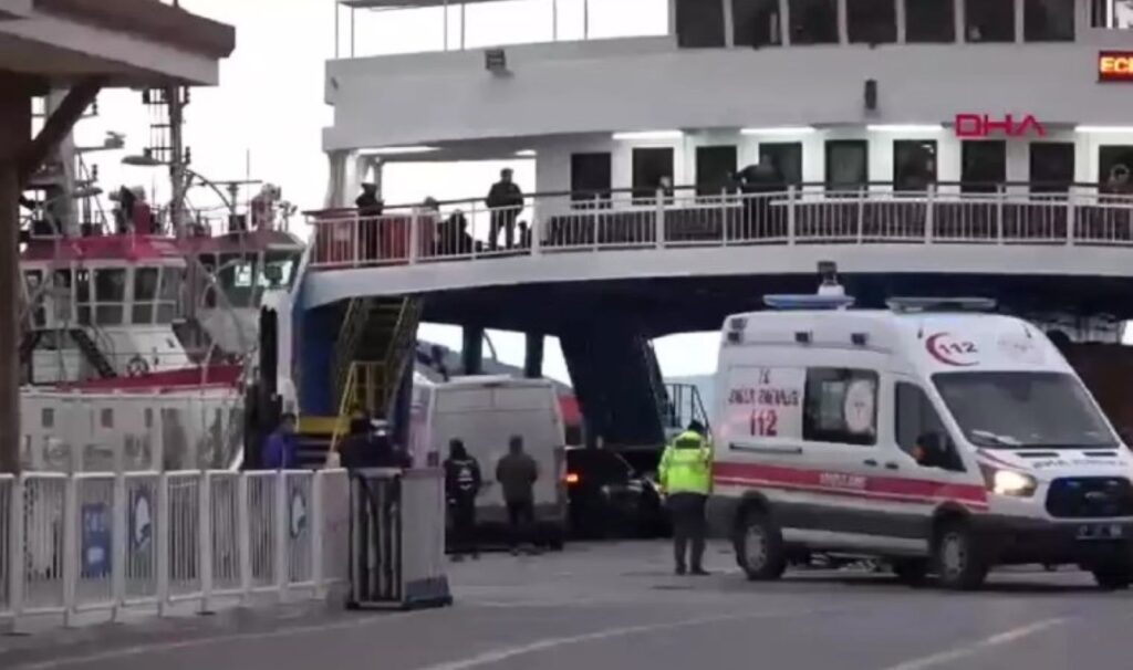 feribotta panik anlari dengesini kaybeden yolcu denize dustu iwzhAq6j