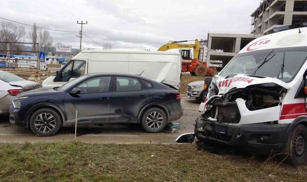 gizli buzlanma kaza getirdi kastamonuda 7 arac birbirine girdi 1 yarali pJe3WJt6