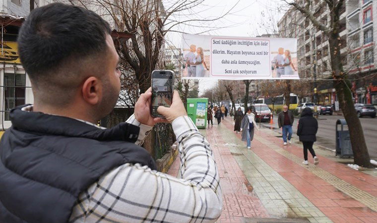 gorenler hayrete dustu tartistigi esine kendini affettirmek icin pankart yaptirdi 6Eq8ch39
