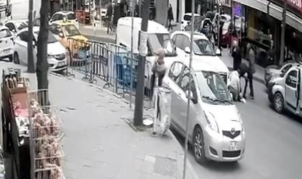 guvenlik kamerasina yansidi yolun karsisina gecmeye calisan yasli kadina carpip kacti lUuAlXlx