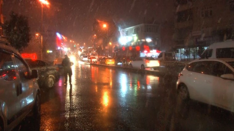 istanbulda kar manzaralari araclar yollarda kaldi 0 pQZyAbaw
