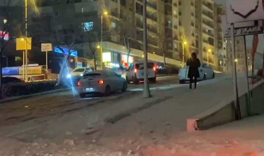 istanbulda kar manzaralari araclar yollarda kaldi 5Mb9za4v