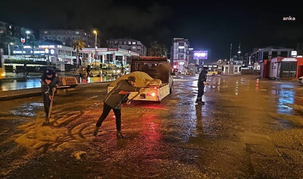 İstanbul'da kar mesaisi: İBB ekipleri sabaha kadar çalıştı 1 istanbulda kar mesaisi ibb ekipleri sabaha kadar calisti uha2ZZZy
