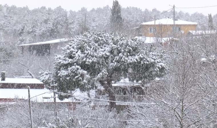 istanbulda kar yagisi yuksek kesimlerde ortu kalinligi 10 15 santimetreye ulasti 0 HDFRWRRZ