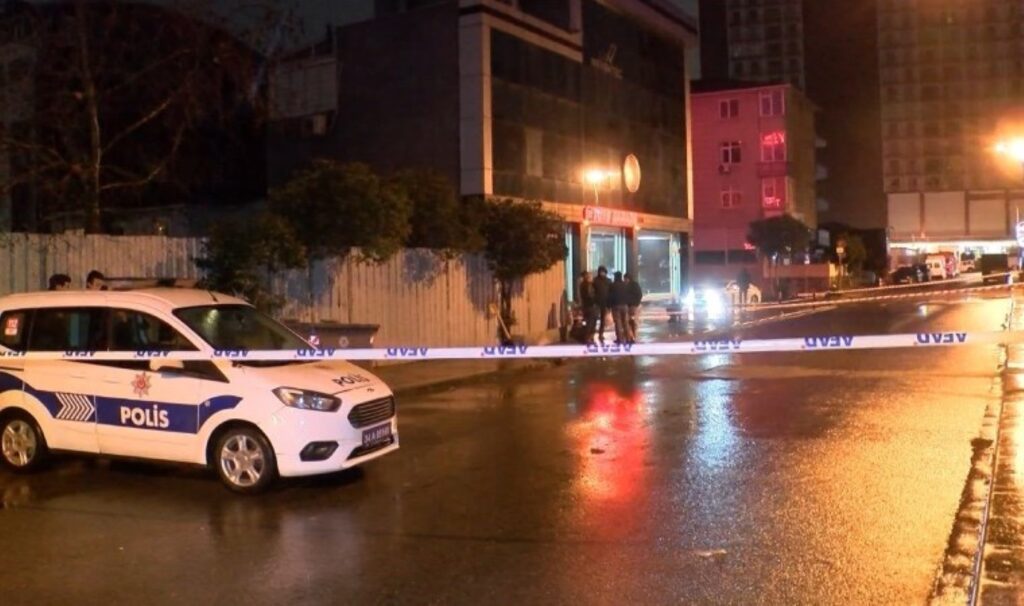 İstanbul'da kolonlarından ses gelen 4 katlı bina tahliye edildi: Yol trafiğe kapatıldı 4 istanbulda kolonlarindan ses gelen 4 katli bina tahliye edildi yol trafige kapatildi egQukOSB