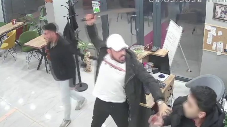 istanbulda lokantada dehset anlari pala ve silahla baskin yaptilar 0 QsCIIc81