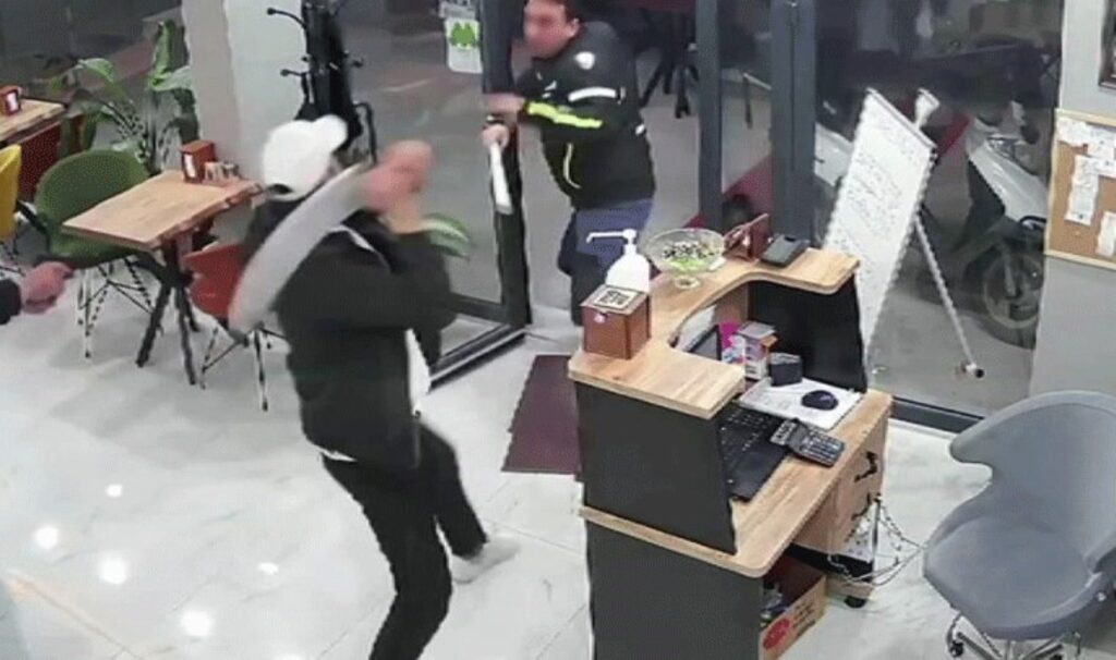istanbulda lokantada dehset anlari pala ve silahla baskin yaptilar zKwwOljY