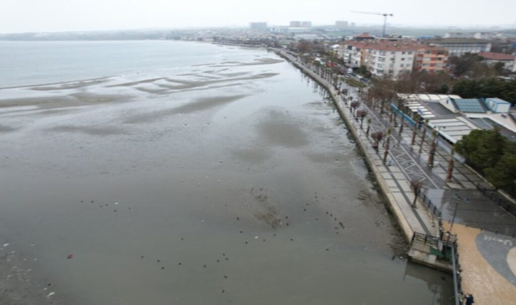 istanbulda urkuten goruntu silivride deniz 150 metre cekildi 1ZrXXkLG