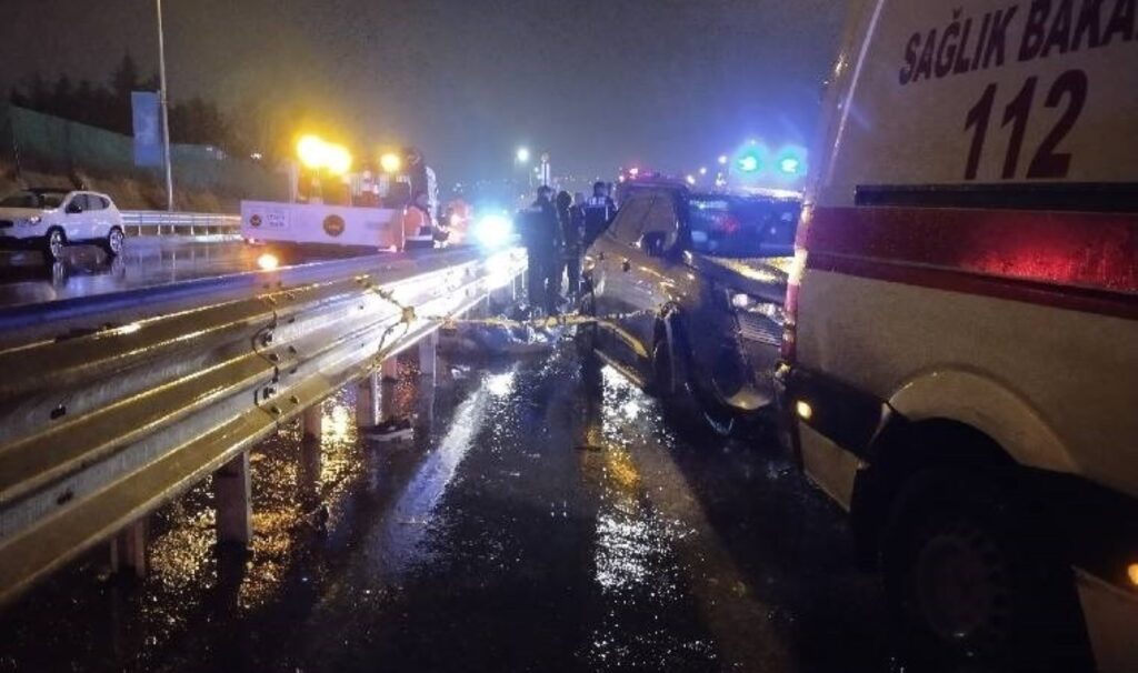İstanbul'da zincirleme kaza: Ölü ve yaralılar var! 2 istanbulda zincirleme kaza olu ve yaralilar var mQiIHLVf