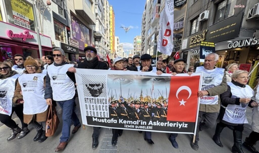 İzmir'de teğmenlerin ihracına protesto: 'Evlatlarımızın ve değerli komutanlarımızın yanındayız' 2 izmirde tegmenlerin ihracina protesto evlatlarimizin ve degerli komutanlarimizin yanindayiz jkddOVmG