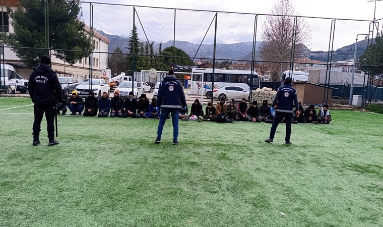kacak gocmen akini suruyor tirin dorsesinden 24 kisi cikti 0 d3nW5RNZ