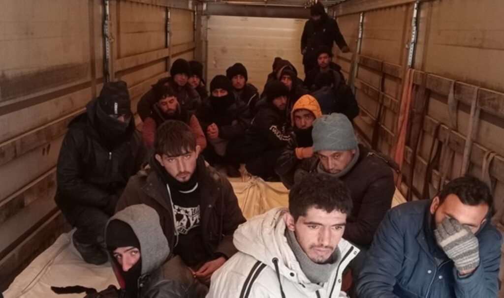 Kaçak göçmen akını sürüyor: TIR'ın dorsesinden 24 kişi çıktı 3 kacak gocmen akini suruyor tirin dorsesinden 24 kisi cikti qNaiCjeM