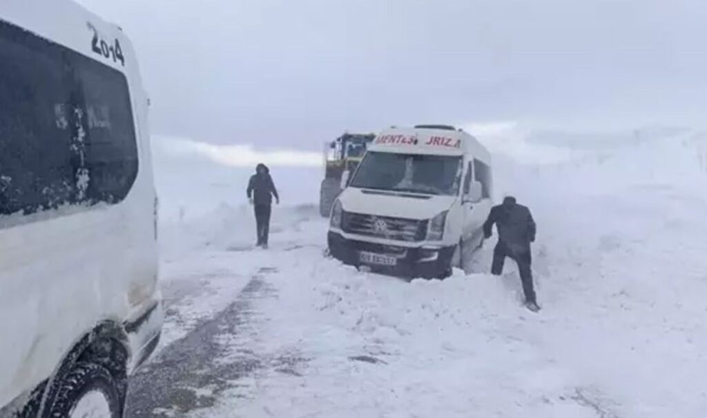 kar kalinligi 20 santime ulastigi bolgede araclariyla mahsur kaldilar FTbKWQNM