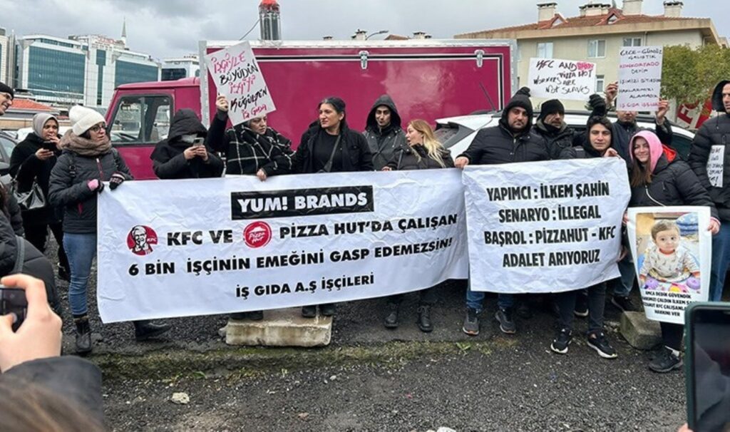 KFC ve Pizza Hut çalışanlarından protesto: Türkiye genelinde sokağa çıktılar! 3 kfc ve pizza hut calisanlarindan protesto turkiye genelinde sokaga ciktilar mxyLGdsN