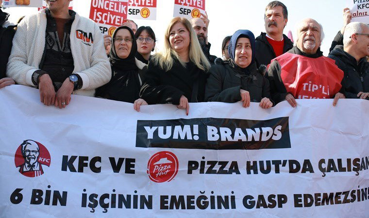 KFC ve Pizza Hut işçileri Kadıköy'de eylemde: Tazminat ve maaş krizi büyüyor! 4 kfc ve pizza hut iscileri kadikoyde eylemde tazminat ve maas krizi buyuyor 3dBv5ZKY