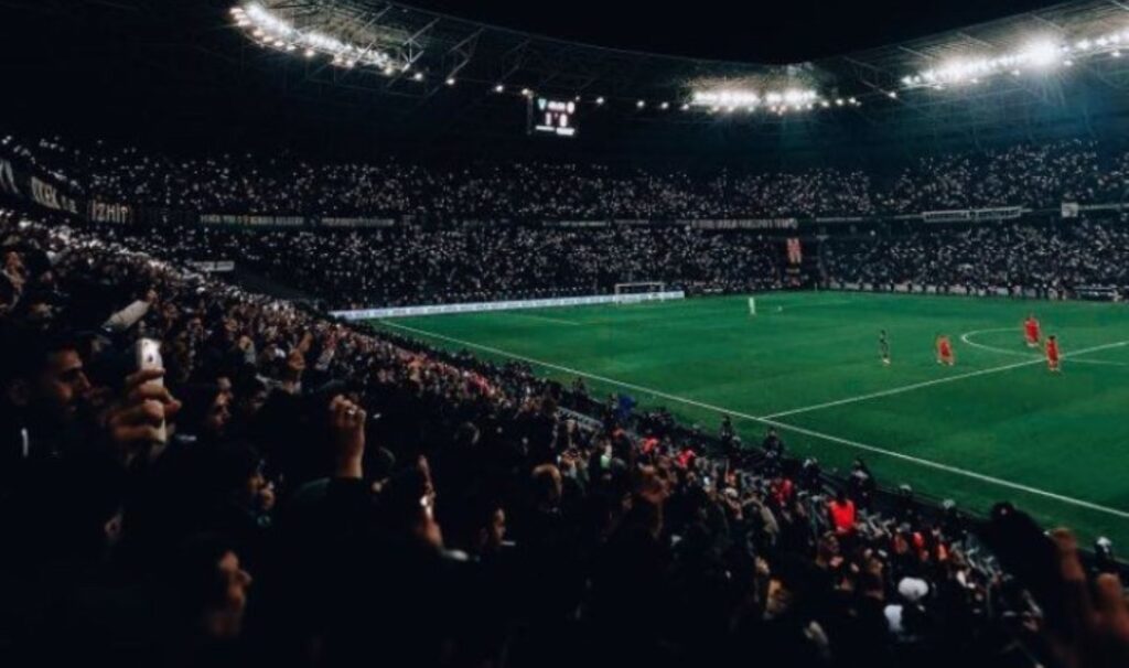 Kocaelispor-Amedspor maçında kaza: Tribünden düşen 16 yaşındaki taraftar ağır yaralandı 1 kocaelispor amedspor macinda kaza tribunden dusen 16 yasindaki taraftar agir yaralandi KIcSHUrp