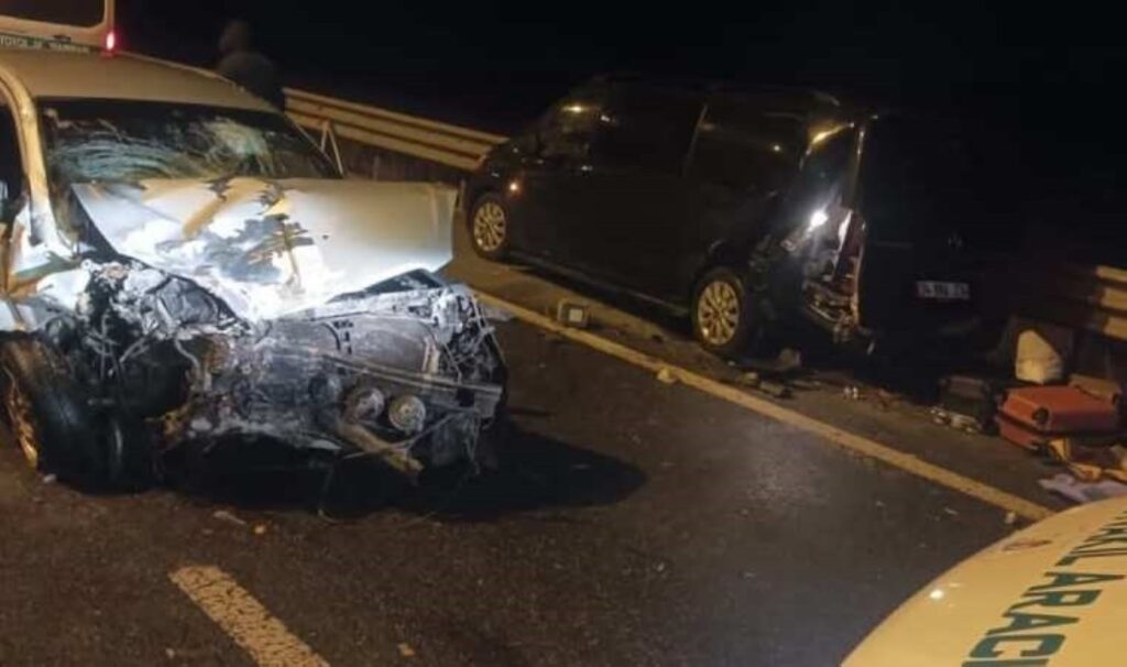 lastik degistirenlere otomobil carpti 2 olu 7 yarali Z17LETrb