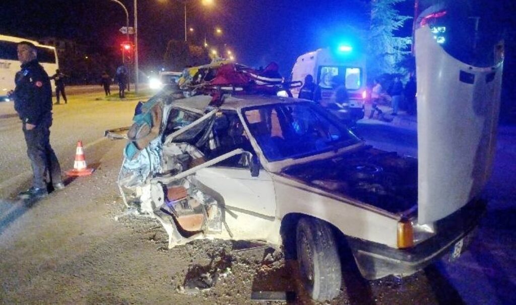 manisada feci kaza araclar hurdaya dondu yaralilar var Ns9dIZu4