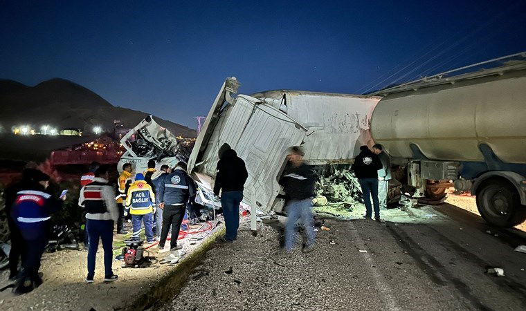 mersinde zincirleme kaza 1 olu cok sayida yarali z7bhDp1M