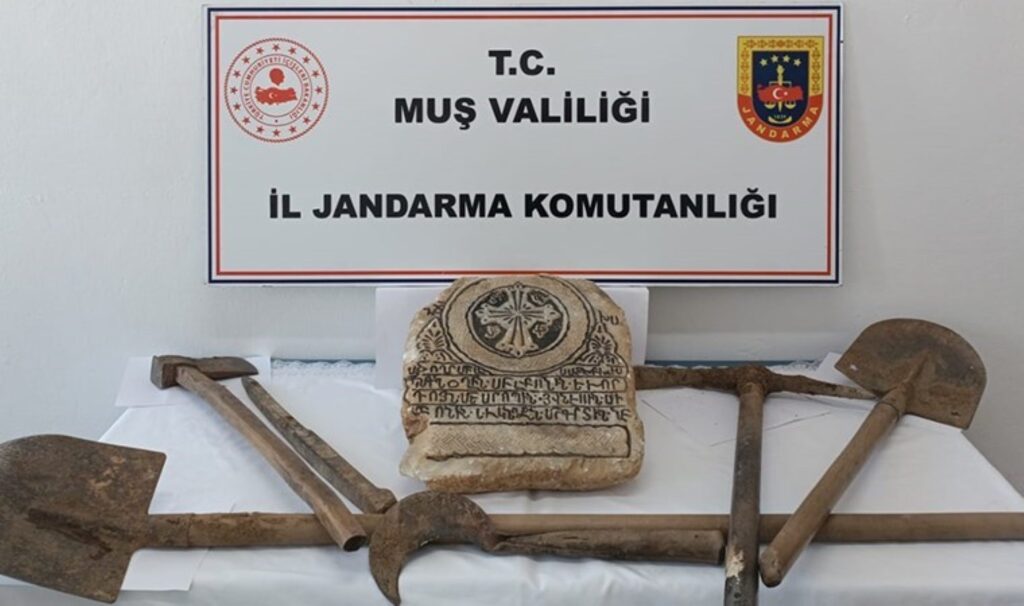 Muş’ta 'kaçak kazı' baskını: Tarihi mermer parçası ele geçirildi 1 musta kacak kazi baskini tarihi mermer parcasi ele gecirildi KOQxsUyU