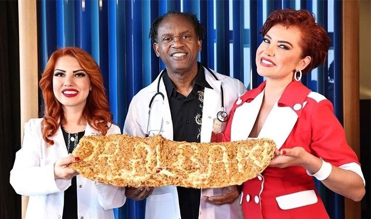 Nijeryalı ünlü müzisyen Dr. Alban İstanbul’a geldi: Lahmacun ve çiğ köfteyle karşılandı 2 nijeryali unlu muzisyen dr alban istanbula geldi lahmacun ve cig kofteyle karsilandi W3CfrVUD